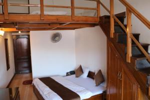 - une chambre avec des lits superposés et une échelle dans l'établissement The Abhinandan, à Mussoorie