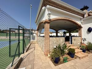 Tenis alebo squash v ubytovaní VILLA PALMERA - tennis privé alebo jeho okolí