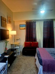 a hotel room with a bed and a couch at Amaia Steps Altaraza by GEMcondotel JAMYATZ HOMESTAY in Tunkong Manga