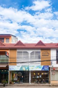 un edificio al lado de una calle en Paknap Hostel, en Nan