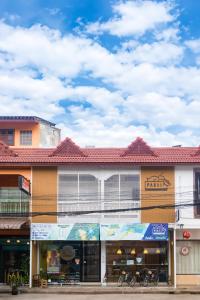 ein Gebäude am Straßenrand in der Unterkunft Paknap Hostel in Nan