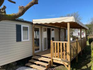 Bygningen som campingpladsen ligger i