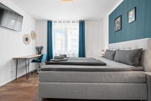 Un dormitorio con una cama grande y una ventana en Villa Dana Bodensee, en Friedrichshafen