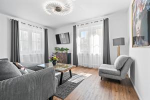 腓特烈港Villa Dana Bodensee的带沙发和椅子的客厅