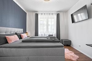 1 dormitorio con 2 camas y ventana grande en Villa Dana Bodensee, en Friedrichshafen