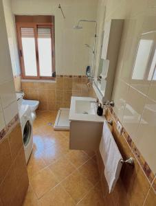 Ένα μπάνιο στο Rolling Apartment Golem - Next to Premium Hotels & Grand Blue FaFa
