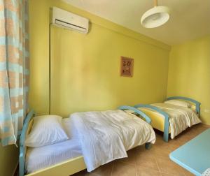 Ένα ή περισσότερα κρεβάτια σε δωμάτιο στο Rolling Apartment Golem - Next to Premium Hotels & Grand Blue FaFa