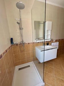 Ένα μπάνιο στο Rolling Apartment Golem - Next to Premium Hotels & Grand Blue FaFa +23 φωτογραφίες
