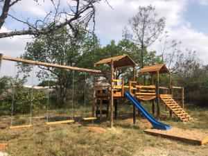 ネルスプロイトにあるVilla Jullienne - A Home Away From Home - Unit 5の木造遊び場(滑り台、ブランコ)