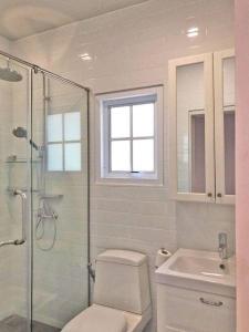 ein Bad mit einem WC, einer Dusche und einem Waschbecken in der Unterkunft Crown View Beach Resort Koh Chang in Ko Chang