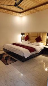 究希瑪斯的住宿－Jai Bajrangi Guest House，一间卧室,卧室内配有一张大床