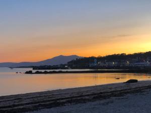 uitzicht op het strand bij zonsondergang bij 4 Kames Bay in Millport