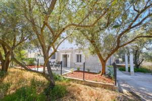 a house with a fence and some trees at Suite Apartment Toni in Poljana