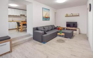 a living room with a couch and a tv at Suite Apartment Toni in Poljana
