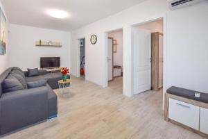 a living room with a couch and a tv at Suite Apartment Toni in Poljana
