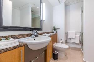 Ένα μπάνιο στο High-end Viaduct studio apartment!