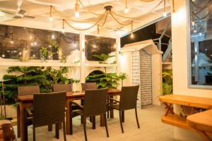 una sala da pranzo con tavolo e sedie di Rushkokaa Beach Villa a Fulidhoo