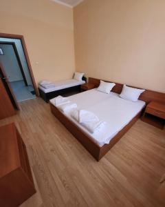 Schlafzimmer mit einem Bett mit weißer Bettwäsche und einem Fenster in der Unterkunft Provans famili hotel in Lyetnitsa