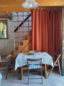 a table and chairs in a room with a staircase at Il rifugio dell'Artista in Maruggio
