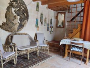 マルッジョにあるIl rifugio dell'Artistaの椅子2脚とテーブル1台が備わる客室です。