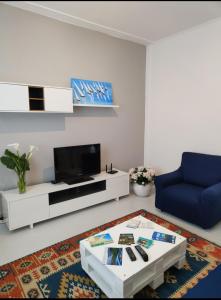 un soggiorno con divano blu e TV di Ca' de natta a Sestri Levante