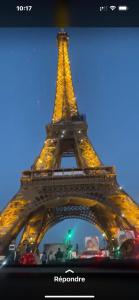 una foto de la torre Eiffel por la noche en Appart de Luxe tout confort jusqu a 4 personnes, en Triel-sur-Seine