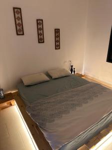 1 cama grande en una habitación con en سفر en Ramallah