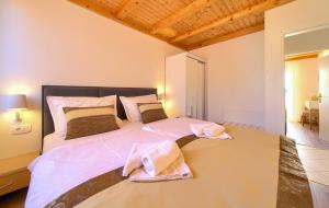 Postel nebo postele na pokoji v ubytování Apartments Adria Danka