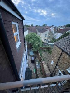 una vista desde el balcón de una casa en Rooms in Modernised Victorian House en Croydon