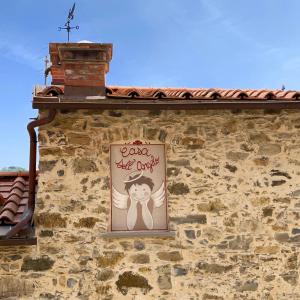 a sign on the side of a brick building at Casa Dell’Angelo Serafino in Castelnuovo Magra