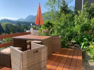 eine Terrasse mit einem Tisch und einem Sonnenschirm auf einer Terrasse in der Unterkunft Ferienwohnung Drachennest mit Sonnenterrasse in Feldkirch