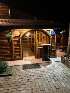 un grande edificio in legno con un tavolo al centro di Wood house Marilla a Virovitica