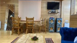 a living room with a table and two speakers at Villa ,,GELATI'' in Motsameta