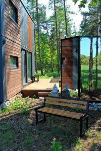 Aed väljaspool majutusasutust SHANTI FOREST HOUSE Guest house with mirror sauna
