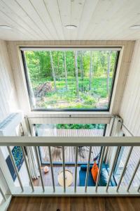 Rõdu või terrass majutusasutuses SHANTI FOREST HOUSE Guest house with mirror sauna