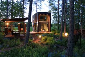Aed väljaspool majutusasutust SHANTI FOREST HOUSE Guest house with mirror sauna