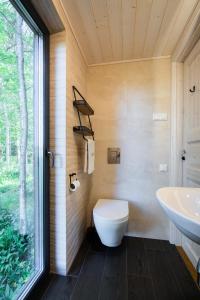 Vannituba majutusasutuses SHANTI FOREST HOUSE Guest house with mirror sauna