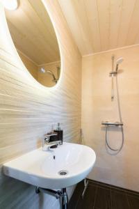 Vannituba majutusasutuses SHANTI FOREST HOUSE Guest house with mirror sauna