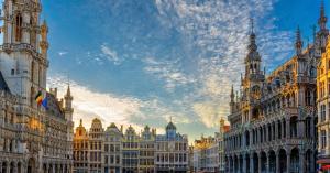 een uitzicht op een groot gebouw met een bewolkte hemel bij Un sommeil paisible in Brussel
