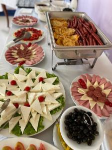 une table avec de nombreuses assiettes de nourriture dans l'établissement Oasis The Villa, à Durrës