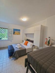 um quarto com uma cama e um banco azul em LA BUSSOLA HOME em Marina di Massa