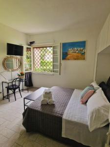 um quarto com uma cama grande e toalhas em LA BUSSOLA HOME em Marina di Massa
