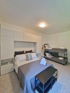 um quarto com uma cama grande e uma mesa em LA BUSSOLA HOME em Marina di Massa