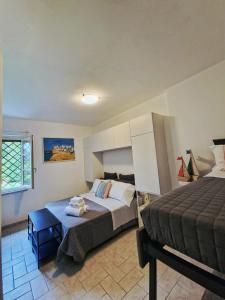 una camera con un grande letto e una finestra di LA BUSSOLA HOME a Marina di Massa