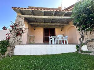 un patio con 2 sedie e un tavolo su una casa di La Costa Mare a Arzachena