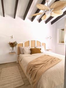 una camera con un grande letto e un ventilatore a soffitto di Casa Bonavida a Denia