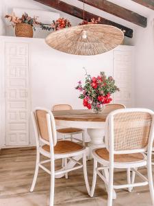 una sala da pranzo con tavolo e sedie bianchi di Casa Bonavida a Denia