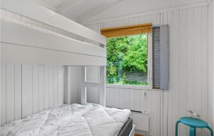 um quarto branco com uma cama e uma janela em 2 Bedroom Nice Home In Tisvildeleje em Tisvildeleje
