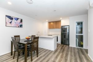 een keuken en eetkamer met een tafel en stoelen bij Comfy Stay Close to City Center in Hamilton