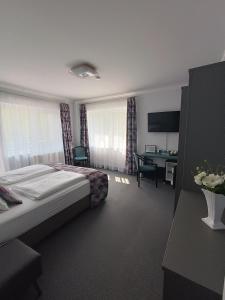 Habitación de hotel con cama y mesa de billar en Wegzen, en Hévíz